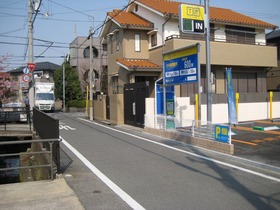 Parking 002.JPG